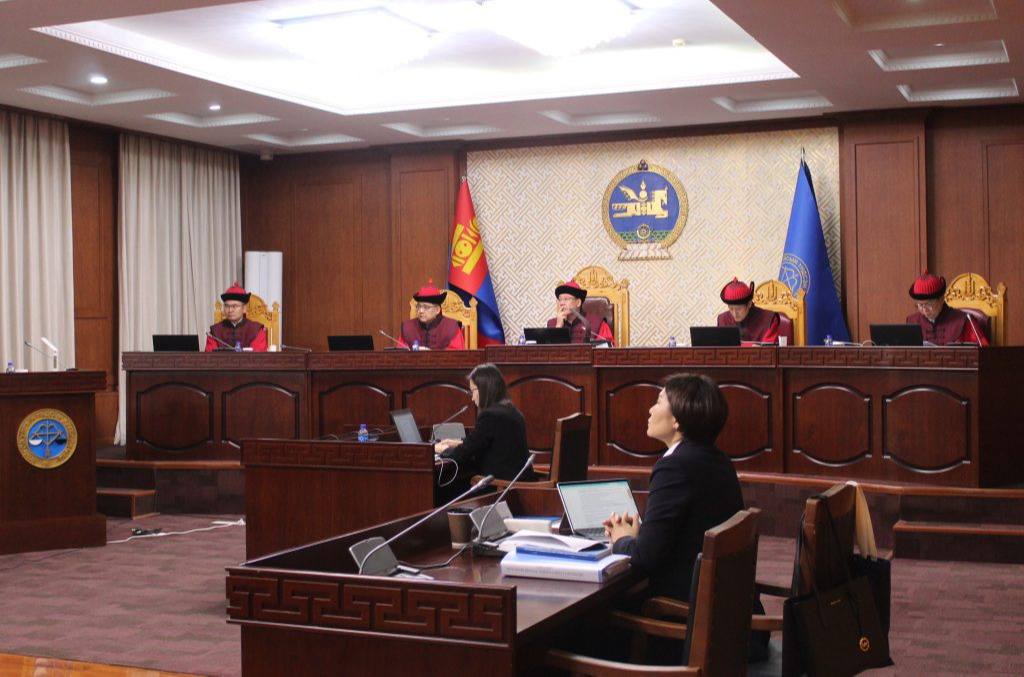 Үндсэн хуулийн цэцийн дунд суудлын хуралдаан боллоо